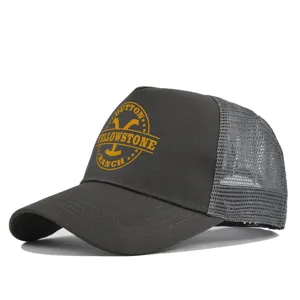 Vista detallada de la gorra de béisbol trucker gris oscuro con estampado Yellowstone.