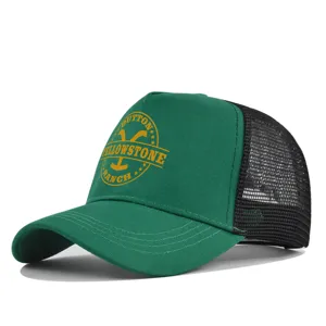 Primer plano detallado de la gorra trucker verde con estampado amarillo Yellowstone Ranch.