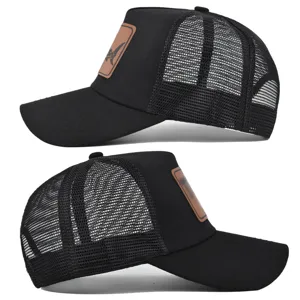 Gorra trucker negra con malla transpirable y parche de cuero en la parte delantera.