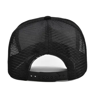 Casquette trucker noire en filet avec panneaux respirants et fermeture snapback ajustable.
