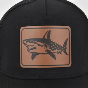 Vista detallada gorra trucker negra parche de cuero tiburón marrón gorra verano red béisbol