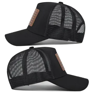 Casquette de camionneur noire classique avec dos en filet respirant et patch en cuir marron.