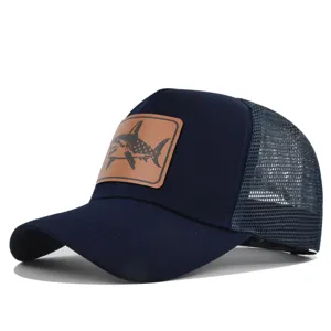 Gorra de béisbol de malla azul oscura con un parche de cuero de tiburón muy elegante.