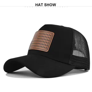Vue détaillée de la casquette trucker noire avec patch en cuir marron, dos en filet.