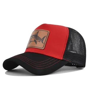 Gorra trucker roja y negra con un elegante parche de cuero marrón y gráfico de tiburón.