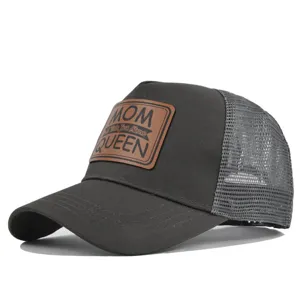 Graue Mesh Trucker Cap mit braunem Lederaufnäher, lässige Sommer Baseballmütze Detail.