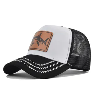 Gorra trucker de malla para hombre con parche de cuero de tiburon y diseño blanco y negro.