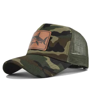 Gorra de camionero de malla de camuflaje con parche de cuero de tiburón para verano y deporte.