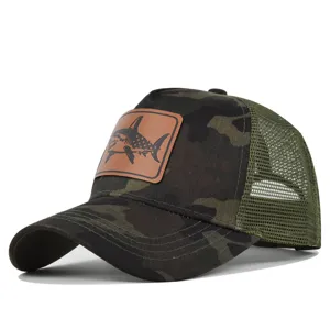 Primer plano detallado del parche de cuero marrón con un gráfico de tiburón en la gorra.