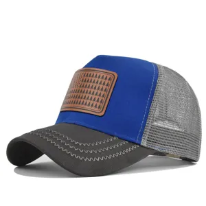 Gros plan détaillé de la casquette trucker avec patch en cuir drapeau pin et dos en filet.