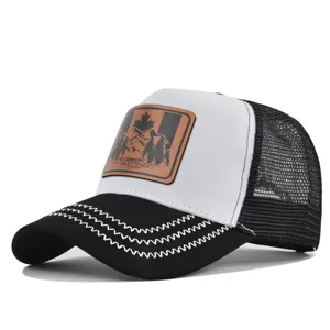 Gedetailleerd overzicht van de zwart-witte mesh trucker pet met een leren patch.