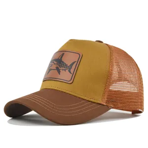 Gorra de beisbol de malla marron con parche de cuero de tiburon, estilo trucker.