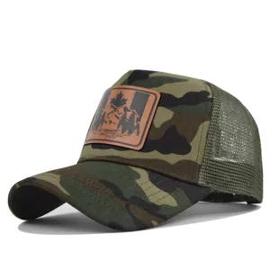 Detailopname van de camo mesh honkbalpet met bruine lederen esdoorn en berg patch voor buiten.