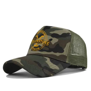 Primer plano detallado de la gorra de camuflaje de malla con el logotipo de Yellowstone Ranch.