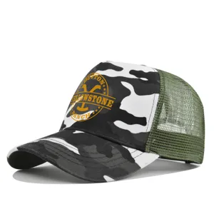 Vista detallada de la gorra de béisbol de camuflaje con estampado gráfico.