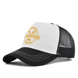Gorra trucker de malla negra y blanca con estampado Yellowstone Ranch amarillo, diseño transpirable.
