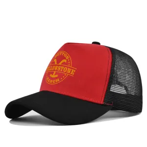 Vista detallada de gorra de béisbol de malla roja y negra con estampado Yellowstone.