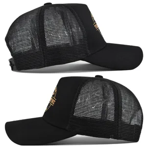 Vista detallada de gorra trucker de malla negra, diseño transpirable, estampado amarillo.