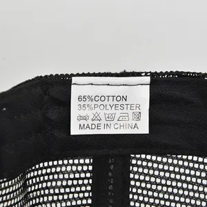 Dettaglio dell etichetta di manutenzione interna del berretto mesh 65 cotone 35 poliestere.