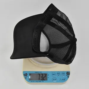Berretto da baseball nero in rete con design traspirante e chiusura regolabile.