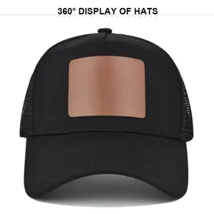 Zwarte mesh honkbalpet met bruine lederen patch, zomer trucker cap detail weergave.