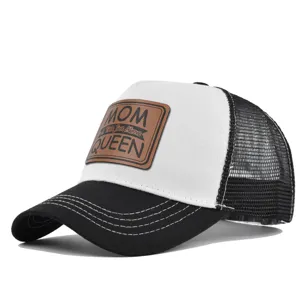 Detailansicht der Mesh Trucker Cap mit stilvollem Mom Queen Lederaufnäher und atmungsaktivem Netz.