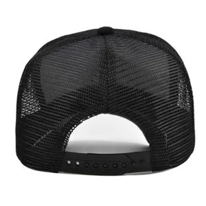 Gedetailleerde achterkant van de zwarte mesh trucker pet met verstelbare snapback-sluiting.