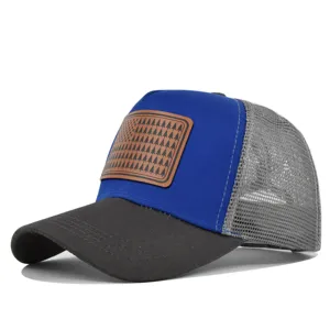 Gros plan de la casquette en filet avec patch en cuir marron et face avant bleue.