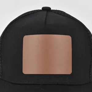 Zwarte mesh honkbalpet detail met lege bruine lederen patch, zomer trucker hoed.