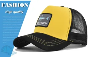 Stilvolle gelb-schwarze Trucker-Cap mit Netzeinsatz, besticktem Aufnäher und gebogenem Schirm.