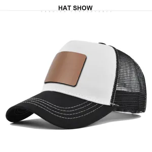 Gedetailleerd uitzicht op een klassieke zwart-witte trucker pet met een bruine leren patch.