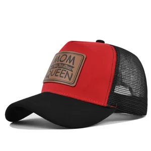 Klassische rot-schwarze Trucker Cap mit Netzrücken und Lederaufnäher für den Sommer.
