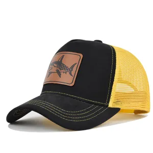 Gorra trucker de malla negra y amarilla clásica con parche de tiburón de cuero para verano.