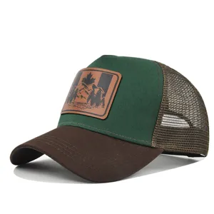 Close-up detail van de Canadese lederen patch trucker cap met groene kroon en mesh achterkant.