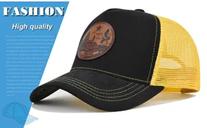Gorra de béisbol trucker clásica en negro y amarillo con malla transpirable y parche.
