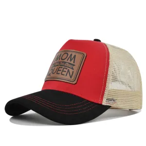 Klassische Trucker Cap mit MOM Lederaufnäher, atmungsaktivem Mesh-Rücken und gebogenem Schirm.