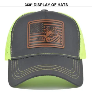 Graue Mesh-Baseballcap mit neongrünen Nähten und Tiger-USA-Flagge Lederaufnäher Detail.