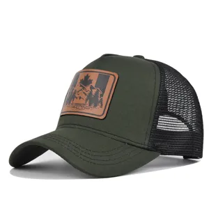 Klassieke olijfgroene truckerpet met stijlvolle bruine lederen patch en ademend mesh.