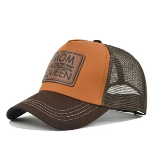 Detailansicht der braunen Trucker Cap mit stilvollem Lederaufnäher vorne und atmungsaktivem Mesh.