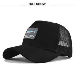 Detaillierte Nahaufnahme der schwarzen Mesh-Baseballkappe mit Haifisch-Stickerei und Patch.
