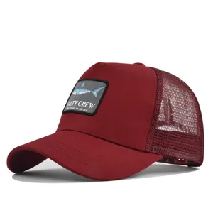Burgunderrote Mesh-Trucker-Cap mit coolem Haifisch-Aufnäher und gesticktem Textdesign. Perfekter Sommerhut.