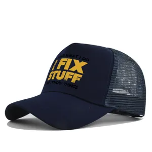 Gedetailleerd zicht op de donkerblauwe mesh trucker cap met gele bedrukte tekst.