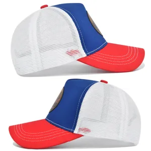 Gorra de camionero clásica roja, azul y blanca con malla y parche de cuero para verano.