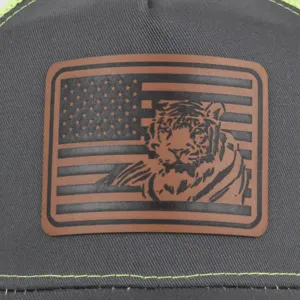 Graue Mesh-Baseballcap mit braunem Lederaufnäher mit Tiger- und Flaggen-Design, Detailansicht