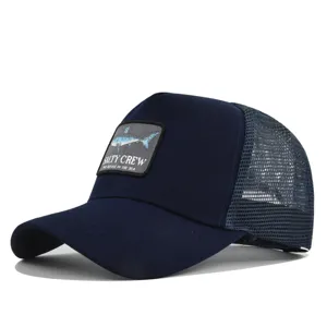 Nahaufnahme Detail des dunkelblauen Mesh-Trucker-Hutes mit Haifisch-Stickerei-Aufnäher.