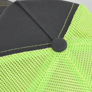 Nahaufnahme der Baseballkappe oben, mit neongrünem Mesh, dunklen Bahnen und sauberen Nähten.