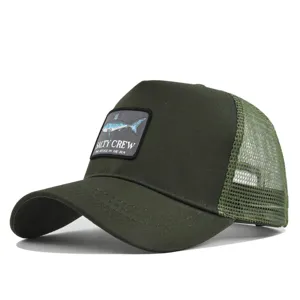 Dunkelgrüne Trucker Cap mit Netzrücken und besticktem Haifisch-Aufnäher für das Angeln.