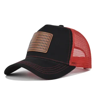 Vue détaillée de la casquette de baseball en mesh noir et rouge avec écusson.