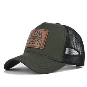 Grüne Trucker Cap mit Mesh-Rücken und braunem Lederaufnäher mit MOM QUEEN Text, Sommerhut.