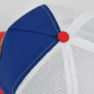 Primer plano de gorra trucker de verano, malla blanca y paneles azules con botón rojo.